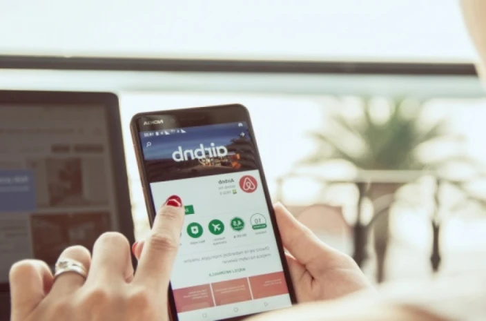 To Airbnb «ψαχουλεύει» τα social media χρηστών, με πρόγραμμα τεχνητής νοημοσύνης